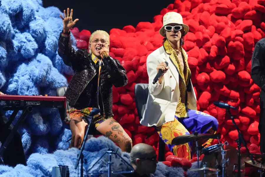 Paco Amoroso, a la izquierda y Ca7riel ctuan durante la entrega de los Latin Grammy 2025/Fuente externa