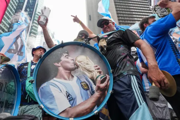 Aficionados argentinos se congregan para una manifestación en la víspera de la final del Mundial de fútbol en Times Square, Nueva York, el sábado 18 de julio de 2026 (Foto AP/Frank Franklin II).