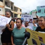 Familiares de joven ultimado por policía en Herrera protestan en demanda de justicia