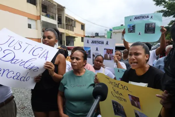 Familiares de joven ultimado por policía en Herrera protestan en demanda de justicia