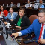 Diputados de la oposición protestan en el hemiciclo contra préstamos del Gobierno