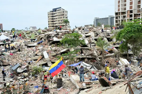 Miembros de una unidad de rescate del Ejército mexicano y voluntarios trabajan entre los escombros de edificios derrumbados.