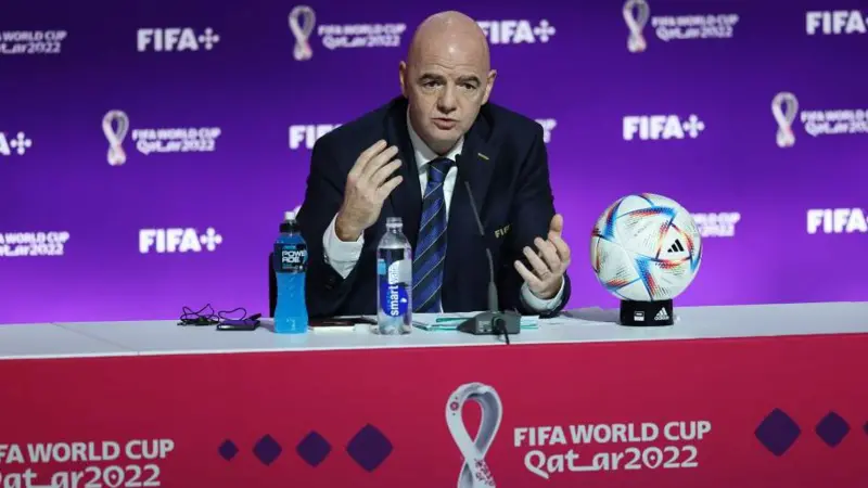 Quién es Gianni Infantino y cómo llegó a ser el hombre más poderoso y "polémico" del fútbol mundial