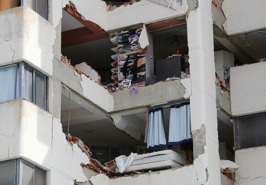 Fotografía que muestra un edificio afectado tras el doble terremoto del 24 de junio en Venezuela, este viernes en La Guaira (Venezuela). EFE