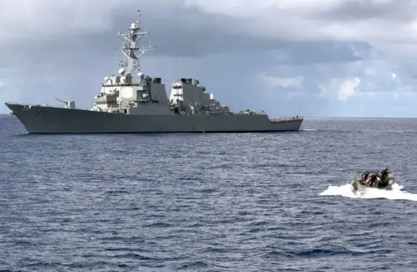 Fotografía de archivo cedida del buque norteamericano "USS Hopper" realizando ejercicios.