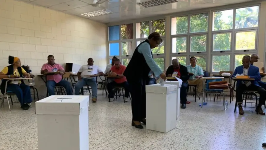 una persona que ejerce su derecho a voto en las elecciones en la UASD.