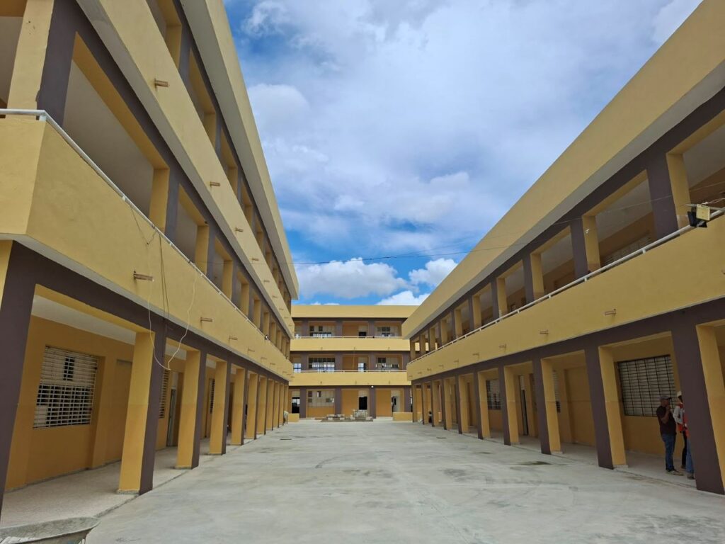 Avanzan a ritmo acelerado construcciones de nuevas aulas en Los Alcarrizos, Distrito Nacional y Santo Domingo Oeste