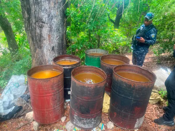 fábrica clandestina alcohol adulterado, en Azua