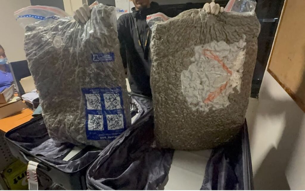 DNCD decomisa 28 libras de marihuana ocultas en una maleta en el AILA