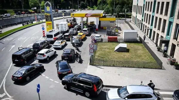 Rusia atraviesa actualmente una crisis de combustible, con largas colas diarias en las gasolineras.