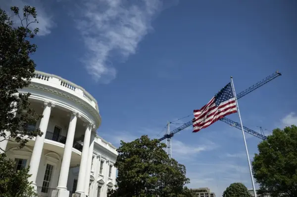 Fotografía de archivo de la bandera de Estados Unidos ondeándose en La Casa Blanca, en Washington (EE.UU.)