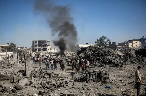 Palestinos inspeccionan una zona destruida tras un ataque aéreo israelí en el sur de la ciudad de Gaza. EFE