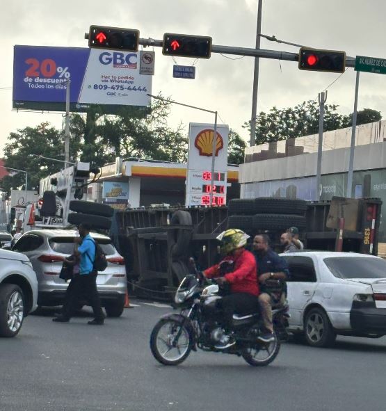 Patana se vuelca en la Kennedy con Núñez de Cáceres y provoca fuerte congestionamiento vehicular
