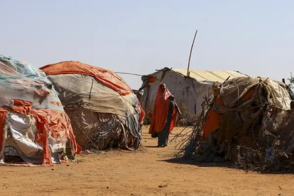 Una muer en un campo de desplazados en Somalia.