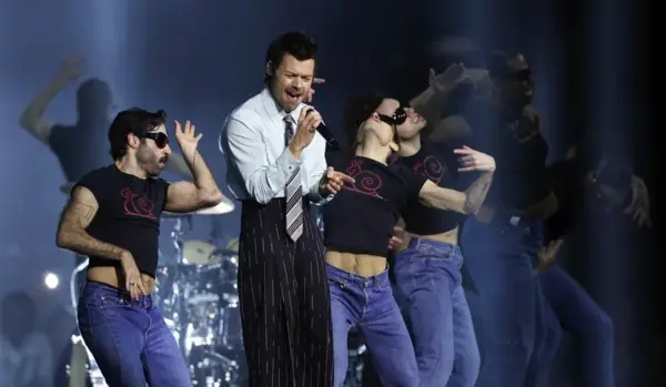 El cantante Harry Styles (c), durante un concierto.