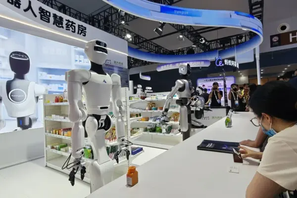 Varios robots trabajan como parte de una exhibición en el Congreso Mundial de Inteligencia Artificial (WAIC). EFE