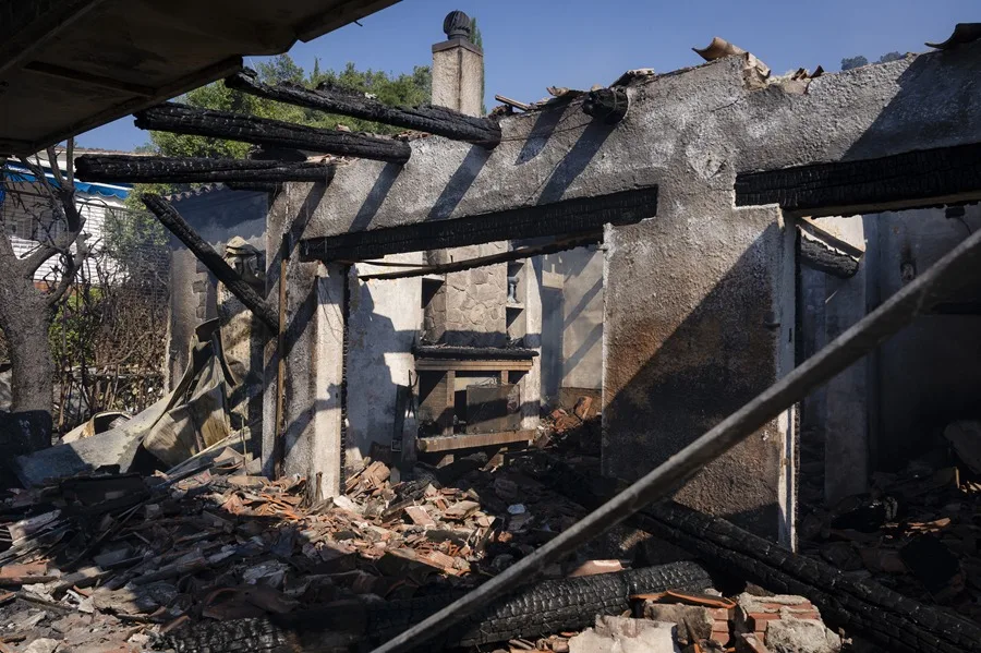 El estado de una casa quemada en la localidad de Calonge este sábado tras el incendio forestal iniciado ayer en La Bisball de l'Emporda (Girona). EFE
