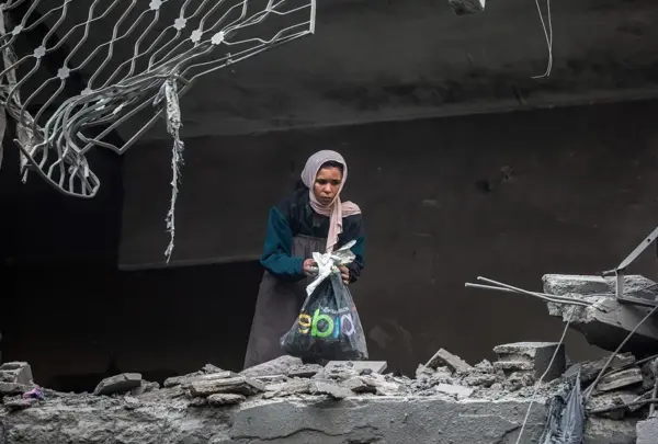 Una mujer palestina inspecciona entre las ruinas de su hogar tras un ataque aéreo israelí. EFE