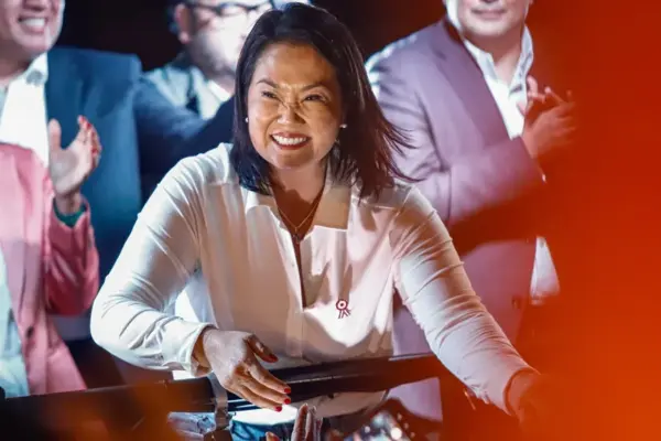 Fotografía de archivo de la presidenta electa de Perú, Keiko Fujimori (c), durante un discurso, en Lima (Perú).