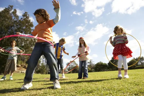 Niños jugando al aire libre.