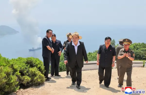 Fotografía cedida por la Agencia Estatal KCNA que muestra al líder norcoreano, Kim Jong-un, supervisando el lanzamiento de un misil de crucero desde el navío de guerra Kang Kon, dañado durante una botadura fallida el año pasado.
