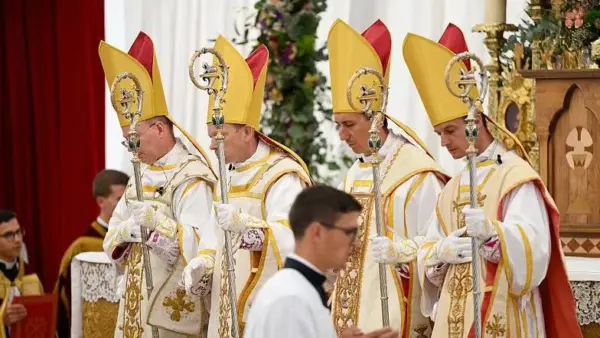 La decisión de nombrar a cuatro obispos sin la autorización del Papa abre las puertas a una nueva división dentro de la Iglesia católica.