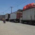 Transportistas haitianos bloquean acceso al puente binacional en protesta por nuevo cobro municipal