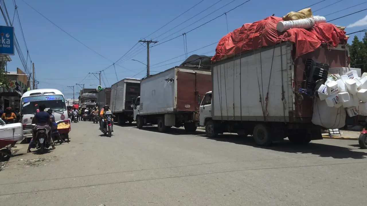 Transportistas haitianos bloquean acceso al puente binacional en protesta por nuevo cobro municipal