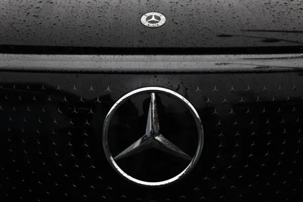 El logotipo de Mercedes en un vehículo EQE en la sede de Mercedes-Benz AG, en Stuttgart.
