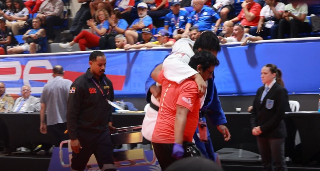 Mexicano Sergio del Sol resulta lesionado durante combate con el dominicano José Novas en Juegos Centroamericanos