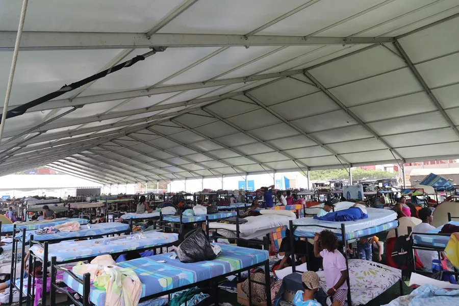 Fotografía de un albergue temporal para atender a personas afectadas por el terremoto en el complejo deportivo Domo José María Vargas de este jueves en La Guaira (Venezuela). EFE