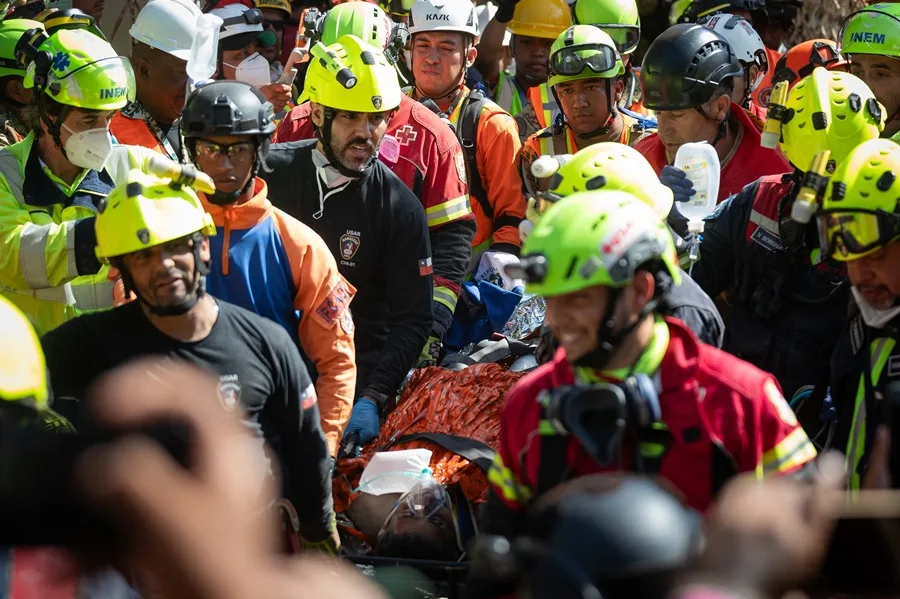 Los equipos de rescate transportan este jueves a un superviviente de un terremoto en Venezuela, tras una operación de rescate de ocho días y casi 72 horas bajo los escombros de un edificio, en Catia La Mar (Venezuela). EFE