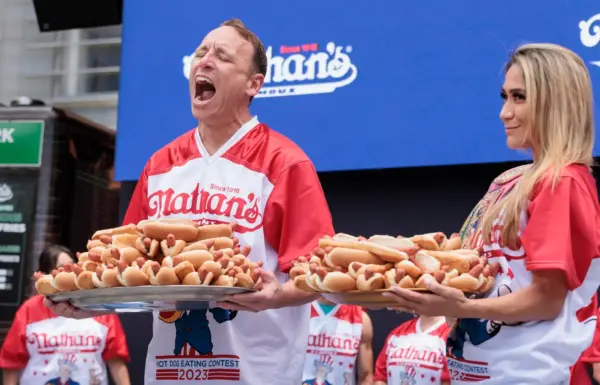 Joey Chestnut (L) y Miki Sudo (R) posan con platos de hot dogs durante una ceremonia de pesaje parael la competencia de perros calientes de Nathan's en Nueva York, Nueva York, EE. UU., este 3 de julio de 2023. EFE