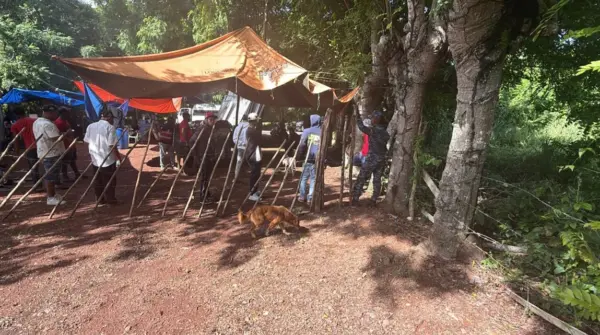 Comunitarios de La Cuaba impiden paso a empleados de constructora que busca instalar planta recicladora. Fuente externa.