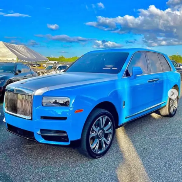 Alfa donó  un vehículo Rolls-Royce al Centro Cristiano Soplo de Vida que pastorea Yesenia Then