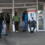Sueldos bajos, poca capacitación y disposición: la realidad del personal de seguridad de los hospitales de Santo Domingo