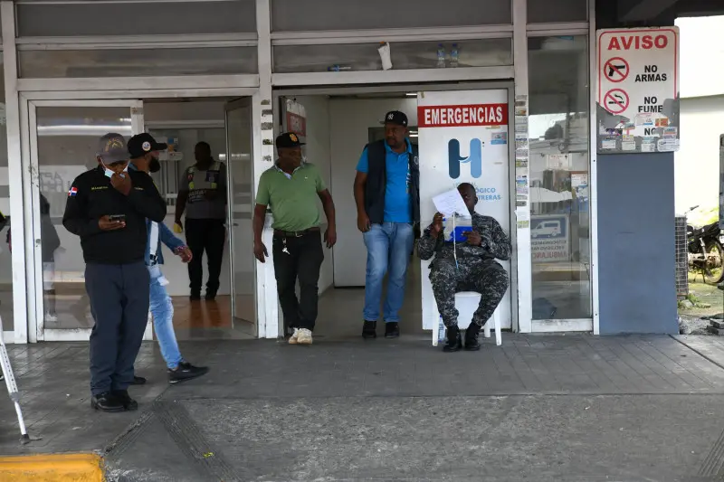 Sueldos bajos, poca capacitación y disposición: la realidad del personal de seguridad de los hospitales de Santo Domingo