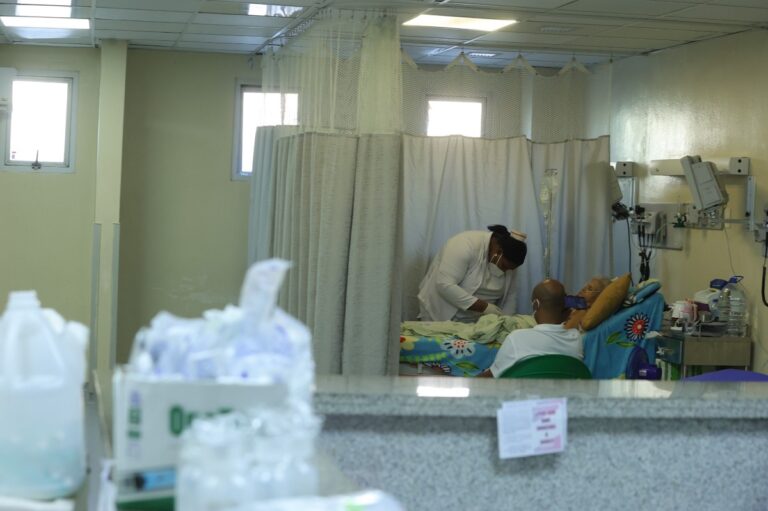 ¿Por qué esperar hasta una hora en una sala de emergencias para ser atendido por el personal de salud?