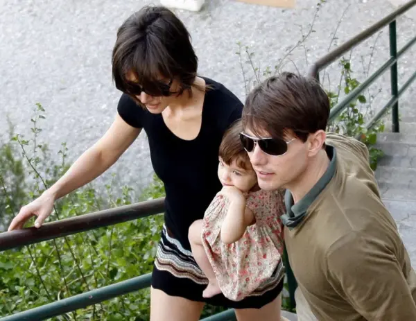 Los actores estadounidenses Tom Cruise (d) and Katie Holmes (i) con su hija Suri, en una imagen de 2007.