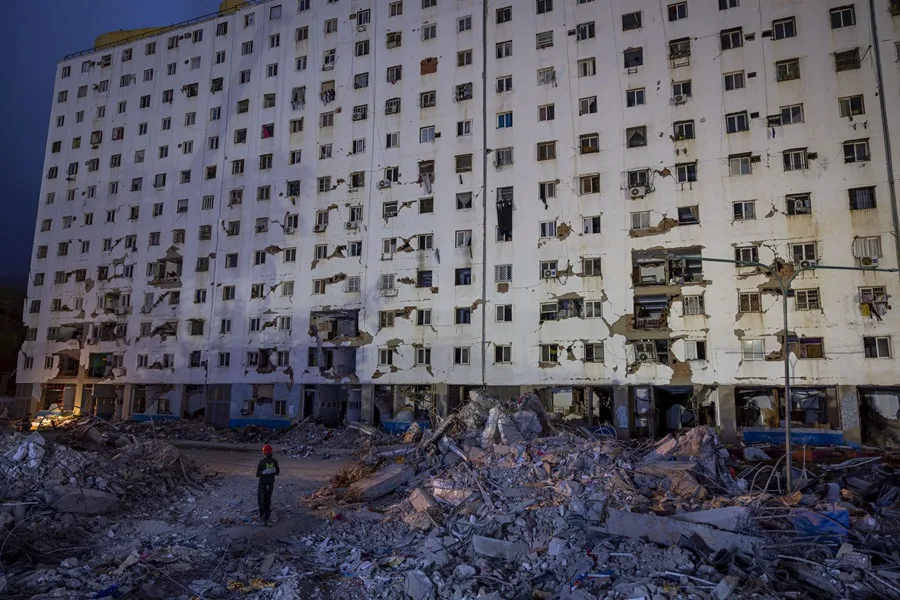 Una persona observa edificios destruidos por terremotos, en Caraballeda (Venezuela). EFE