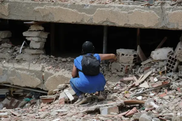 Una persona observa dentro de los escombros de un edificio este sábado, en La Guaira (Venezuela). EFE