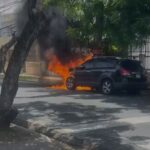 Usuarios reportan incendio de vehículo en Gascue