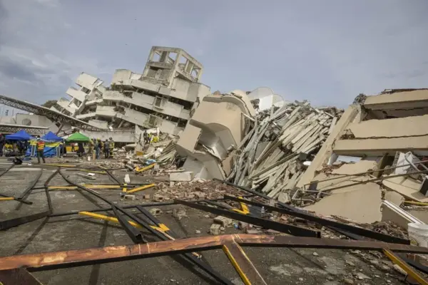 Rescatistas trabajan en una zona afectada por los terremotos en Venezuela. EFE