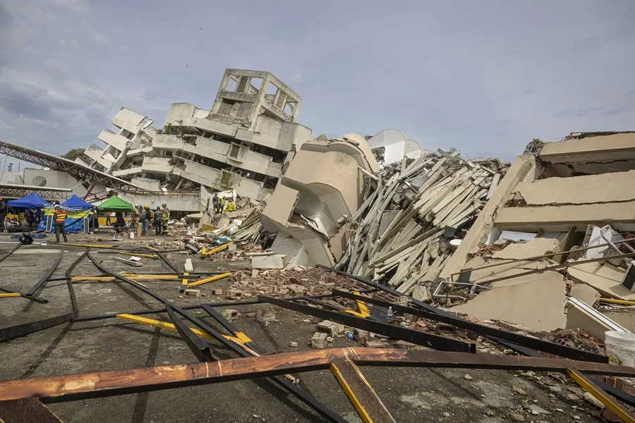 Rescatistas trabajan en una zona afectada por los terremotos en Venezuela. EFE