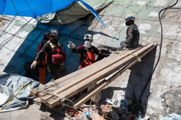Rescatistas realizando labores de búsqueda en un edificio afectado por los terremotos, este miércoles, en La Guaira (Venezuela). EFE