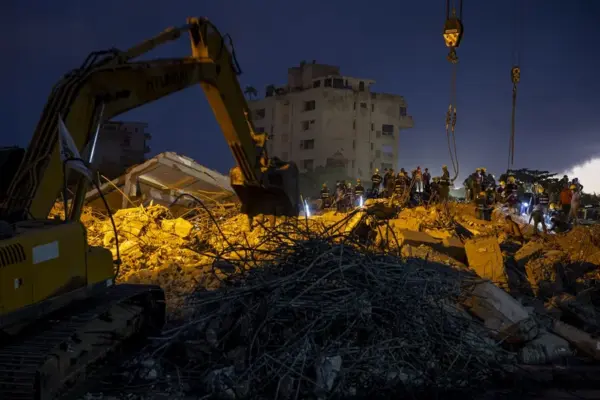 Fotografía que muestra una máquina realizando labores de remoción de escombros en edificios destruidos por terremotos, en Caraballeda (Venezuela). EFE