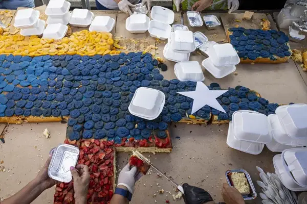 Integrantes de la Fundación Color Esperanza y voluntarios preparan la torta "más grande" de Venezuela este sábado. EFE