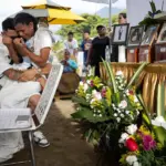 "No es nada fácil", un venezolano despide a su madre, su esposa, dos hijas y su sobrino