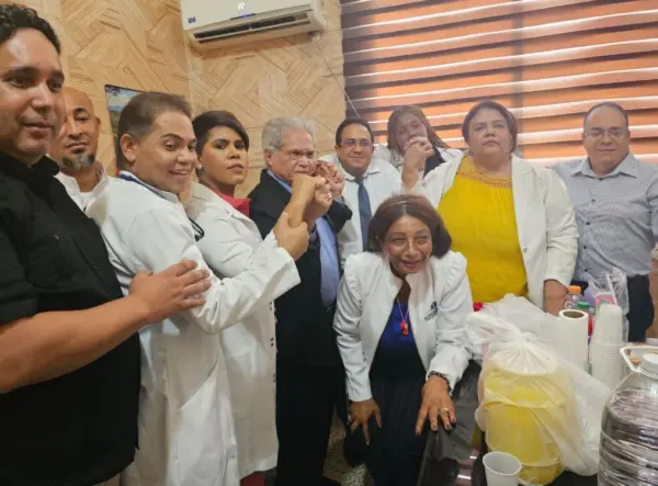 Dr Waldo Ariel Suero pasado presidente del CMD, la Dra Miosotte Lazala Secretaria General del CMD, el Dr Miguel Thevenin presidente del CMD de la provincia de la Vega