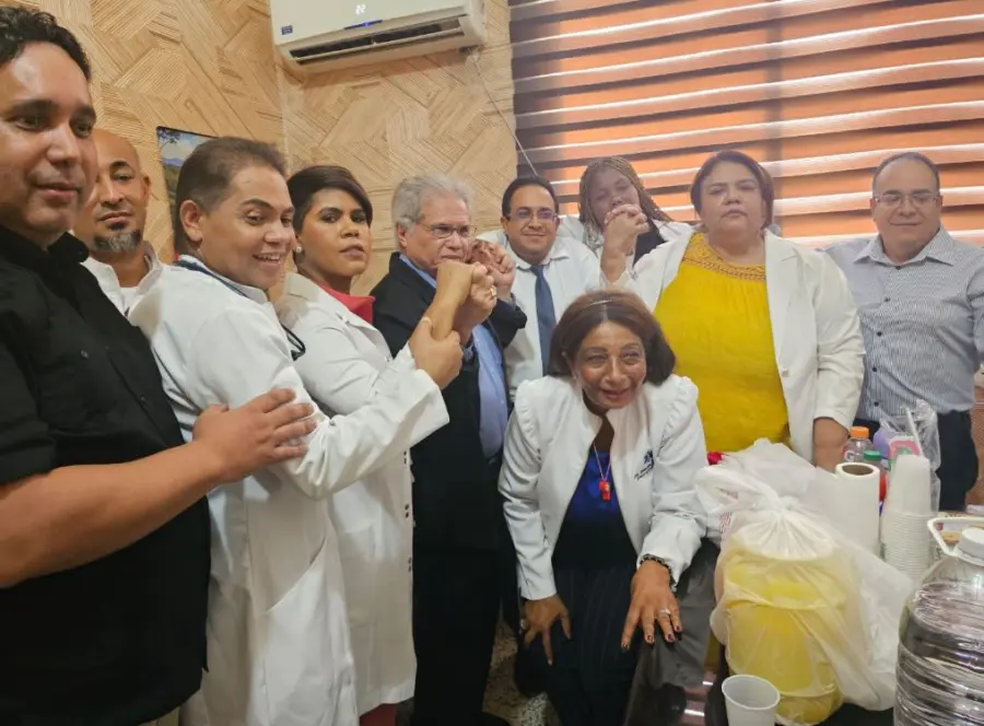 Dr Waldo Ariel Suero pasado presidente del CMD, la Dra Miosotte Lazala Secretaria General del CMD, el Dr Miguel Thevenin presidente del CMD de la provincia de la Vega